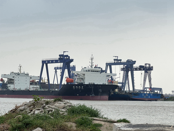 江蘇蘇州造船門式起重機廠家造船門式起重機適配多種吊具