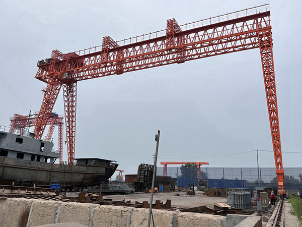 福建廈門造船門式起重機(jī)廠家造船門式起重機(jī)多機(jī)構(gòu)協(xié)同作業(yè)