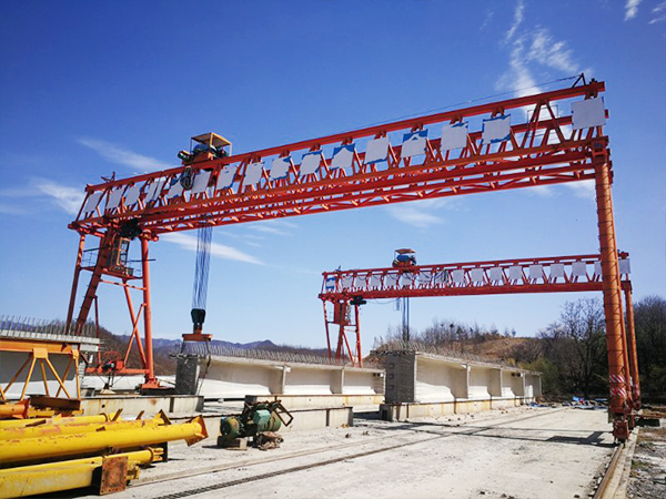 山西呂梁10余臺龍門吊出租80t和10t設備